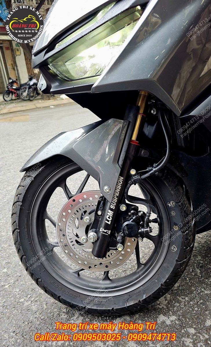 Góc nhìn từ phía trước làm nổi bật cặp phuộc LCM lắp đồng bộ với tính năng phanh ABS