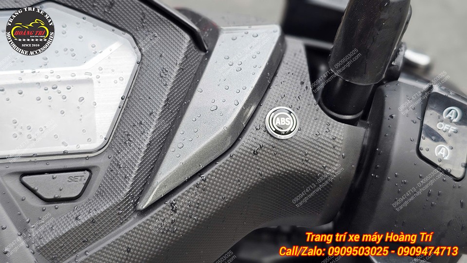 Đèn báo hiệu trạng thái ABS được tích hợp thẩm mỹ trên phần nhựa nhám gần kính hậu