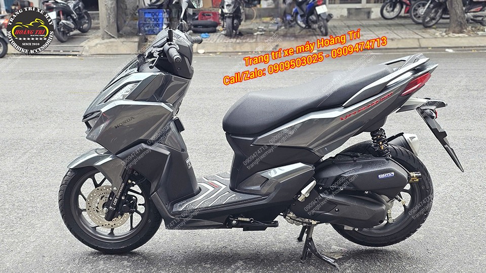 Tổng thể chiếc Vario 160 màu xám trở nên mạnh mẽ và an toàn hơn sau khi nâng cấp hệ thống phanh ABS