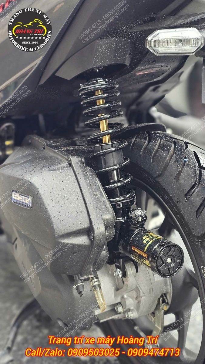 Cận cảnh phuộc Tarmax bình dầu dưới với ti phuộc mạ vàng nổi bật, mang lại vẻ cứng cáp cho dàn chân