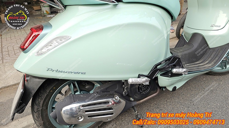 Vị trí gác chân được dời xuống thấp hơn, dễ bật ra và gập vào khi dùng