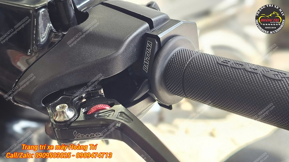 Góc nhìn từ phía trước tay lái cho thấy dòng chữ Daytona nổi bật trên phần cùm