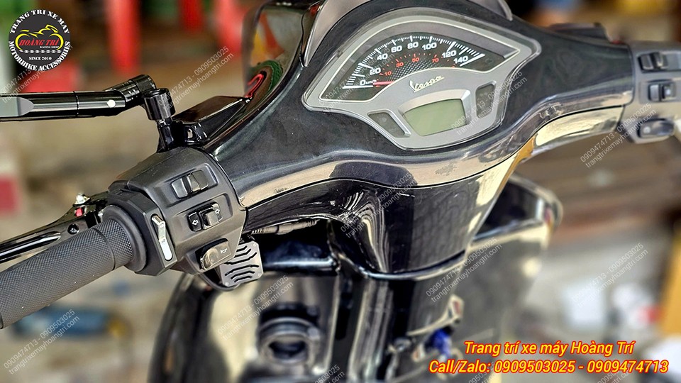 Tay lái trái trông gọn gàng hơn với công tắc điều khiển đèn trợ sáng vừa lắp