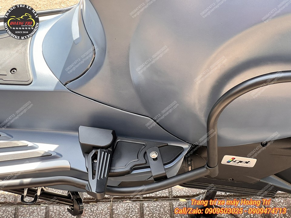 Gác chân nhôm CNC mẫu 2025 được lắp đặt chuẩn chỉ trên xe Vespa Sprint Officina 8