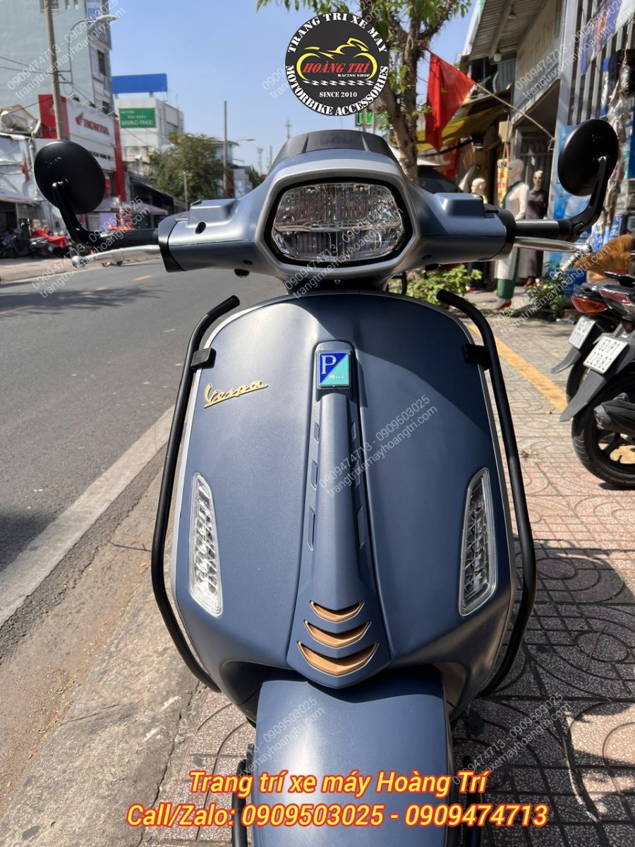 Góc nhìn trực diện của chiếc Vespa Sprint Officina 8 sau khi gắn bộ khung bảo vệ sơn tĩnh điện