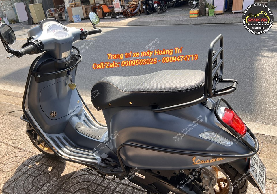 Rất ăn ý với kiểu dáng cổ điển pha hiện đại đặc trưng của Vespa Officina 8