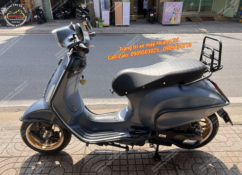 Toàn bộ chiếc Vespa Sprint Officina 8 sau khi độ thêm một vài phụ kiện tại Hoàng Trí Shop