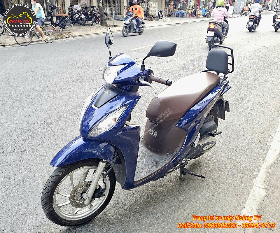 Tổng quan chiếc Vision màu xanh trở nên sang trọng hơn với món phụ kiện kiểu Vespa