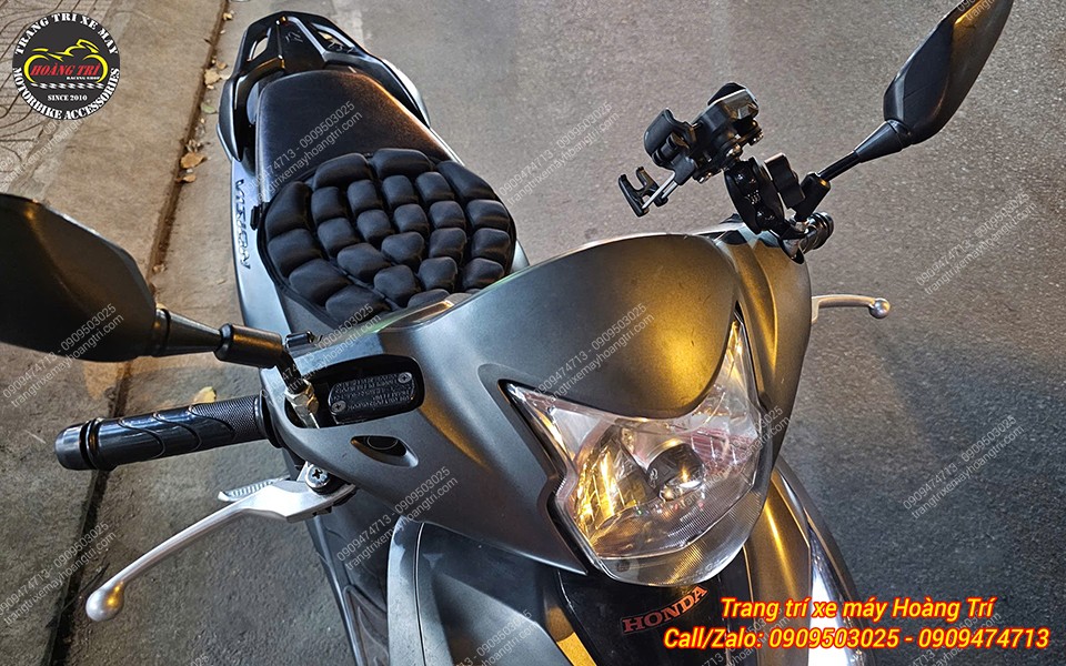 Khách hàng trang bị tại vị trí chân kính gọn gàng