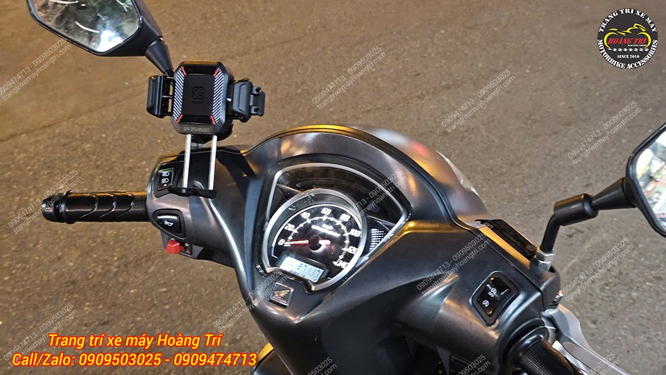 Không ảnh hướng đến việc gắn kính hậu mà lại có được phụ kiện rất hữu ích cho xe