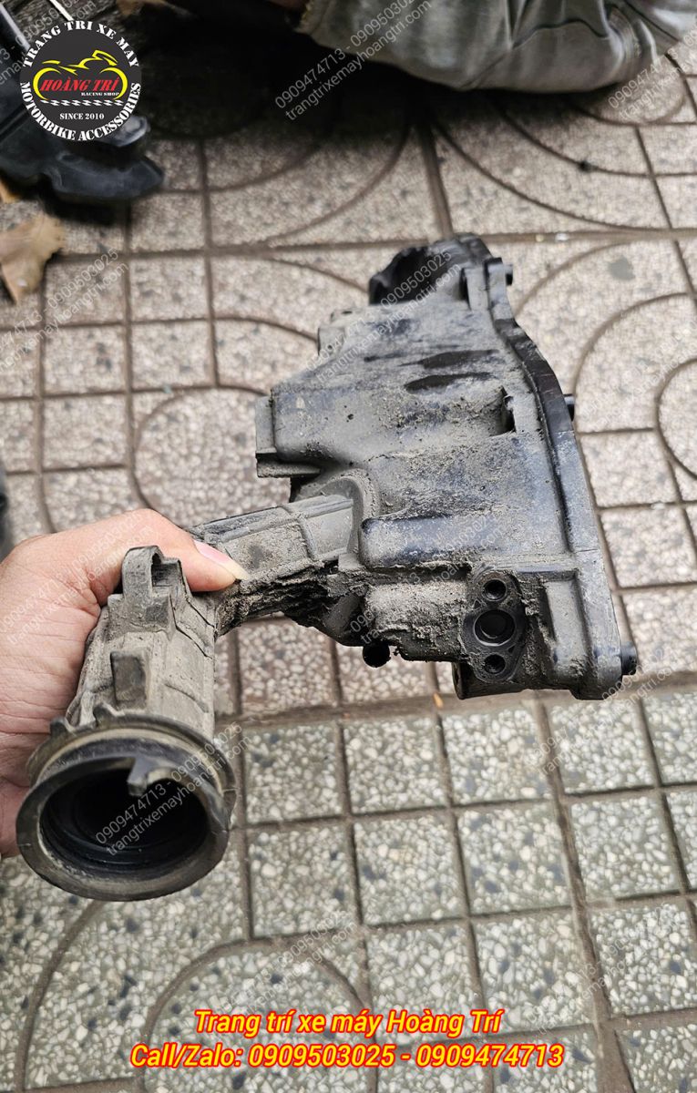 Trên tay phần nắp sau pô e zin của xe sau khi được tháo rời