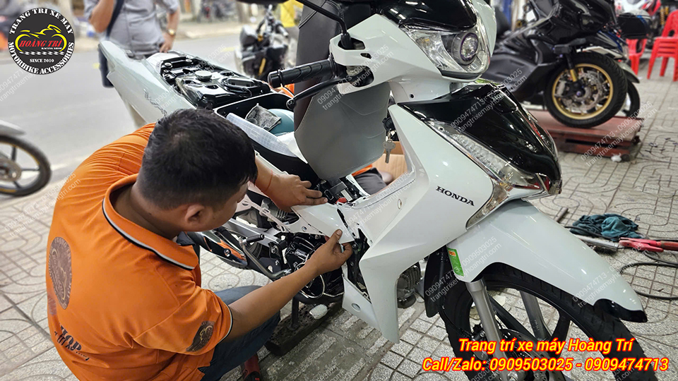 Nhân viên kỹ thuật đang tiến hành tháo dàn áo để nâng cấp cặp phuộc cao cấp cho Wave 125i