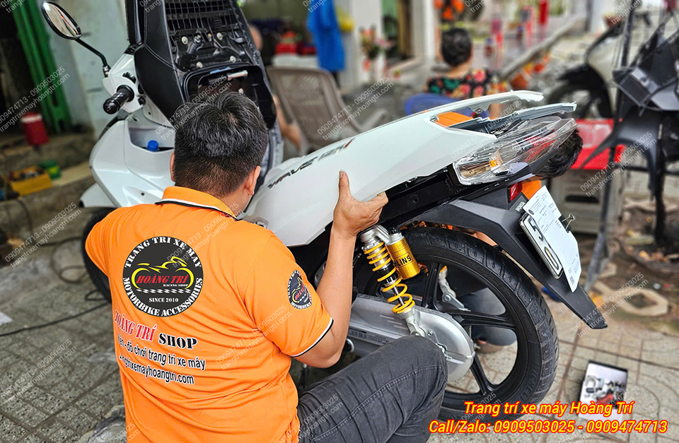 Sau khi hoàn thiện lắp phuộc Ohlins cho Future Thái, nhân viên tiếp tục lắp lại dàn áo xe