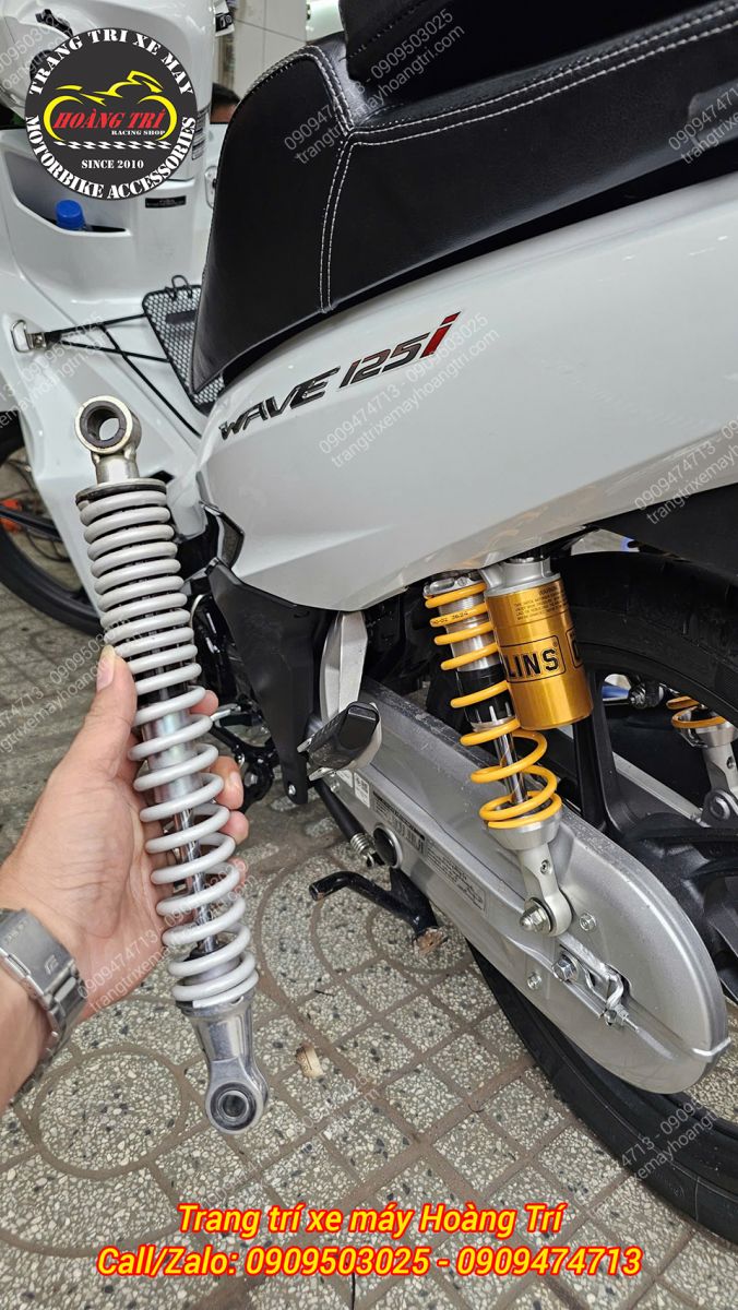 So sánh giữa phuộc zin đơn giản và phuộc Ohlins nổi bật, dễ thấy sự khác biệt rõ ràng
