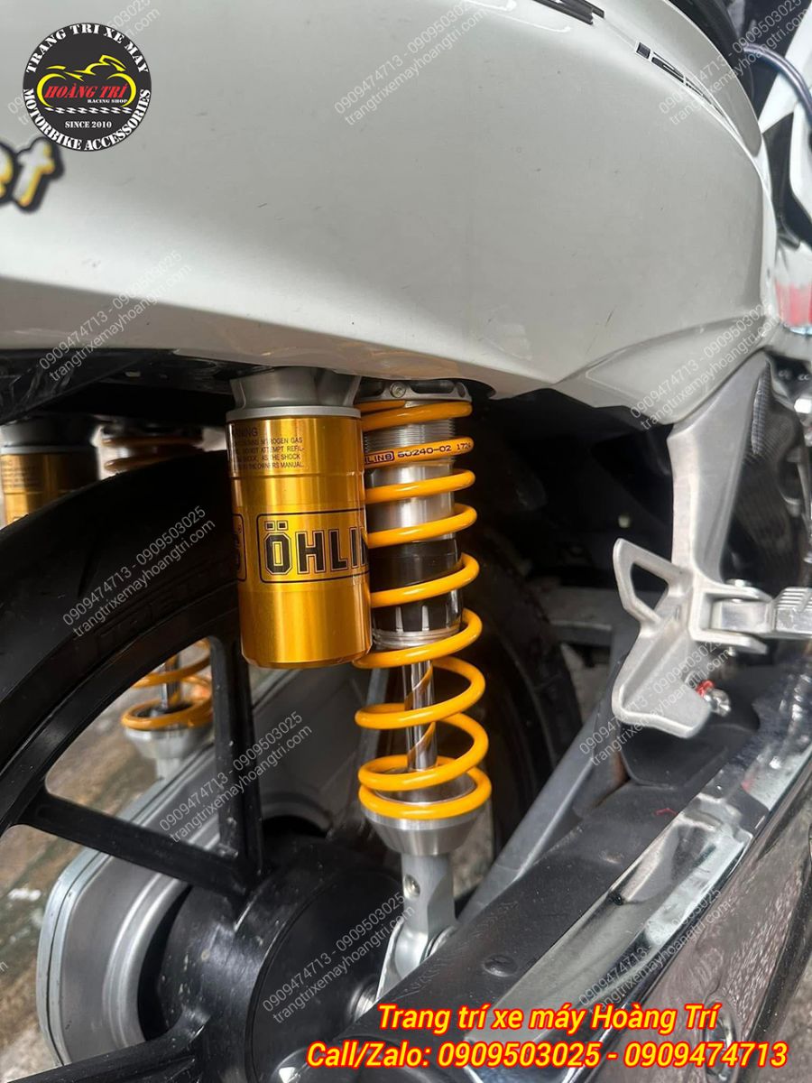 Ngay khi vừa trưng bày đã có anh khách lựa chọn cặp phuộc sau Ohlins HO343 chính hãng