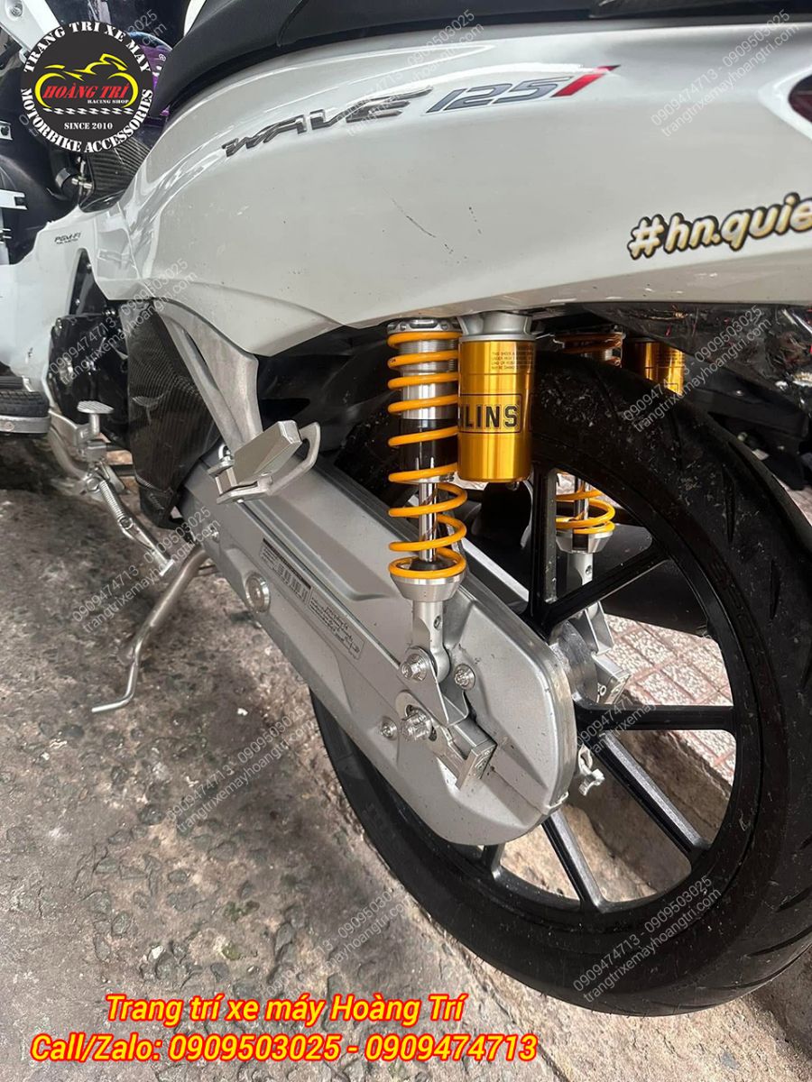Chiếc Wave 125i màu trắng thêm phần nổi bật, sang trọng và đẳng cấp hơn khi gắn phuộc Ohlins HO343