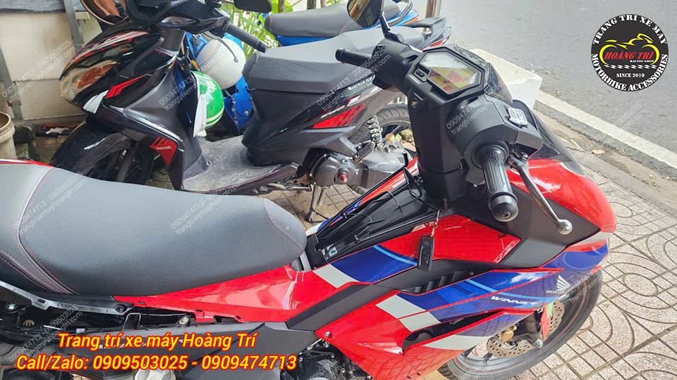 Thiết kế thêm kẹp lò xo tiện lợi, tăng sự hữu dụng tối đa cho baga