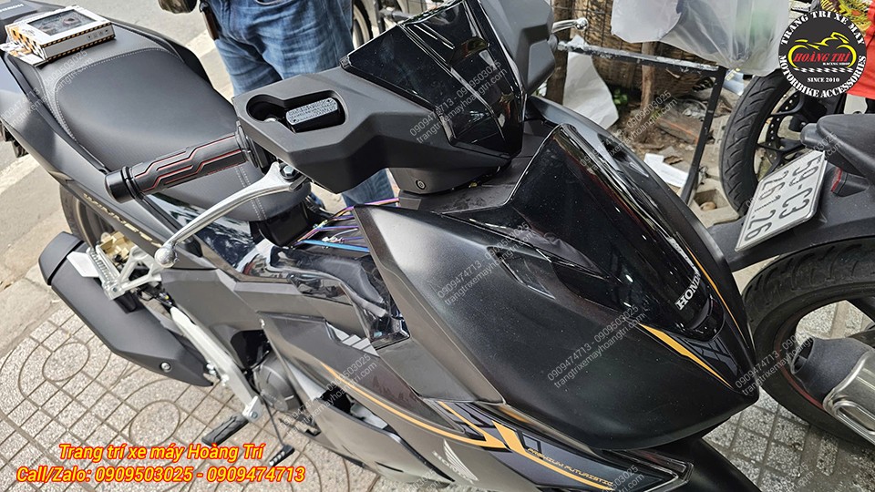 Đã hoàn thiện việc lắp đặt gù tay lái carbon kết hợp bao tay Daytona chính hãng cho Winner R