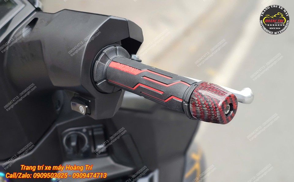 Góc cận chi tiết thể hiện rõ tông đỏ nổi bật của cả hai món phụ kiện mới trang bị