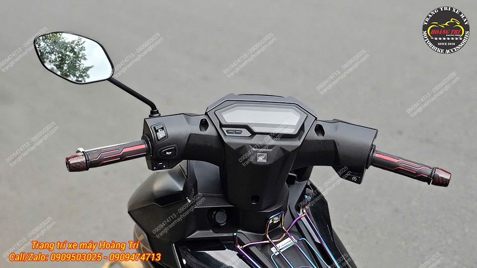 Khu vực sau tay lái của Winner R trông mới mẻ với gù và bao tay vừa được thay mới