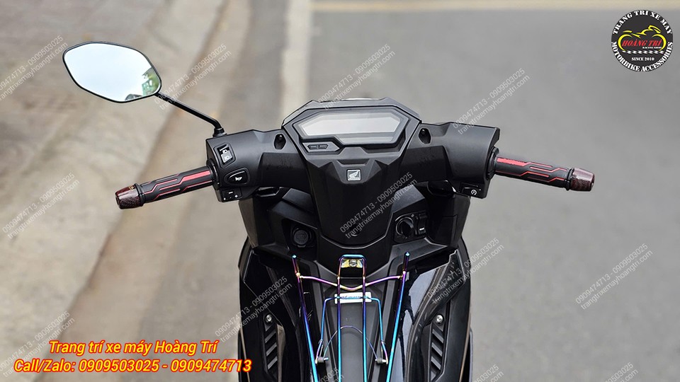 Sự phối hợp giữa 2 gam màu đen - đỏ tạo điểm nhấn thu hút ở phần tay lái