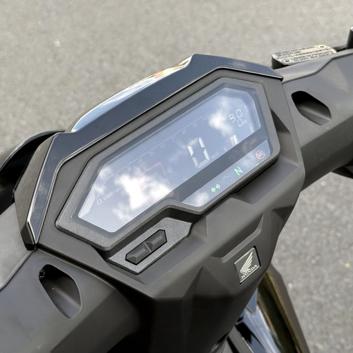 Cận cảnh đồng hồ Winner R trông khá giống với người anh em Winner X