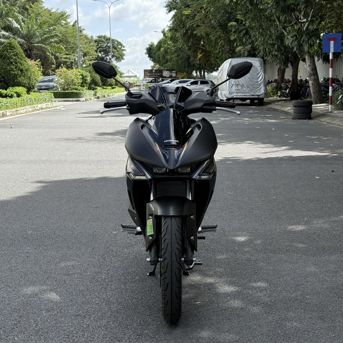 R - Racing mang phong cách thể thao, xe đua và hứa hẹn tốc độ cho dòng xe này