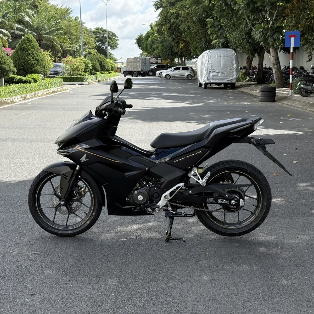 Tổng thể góc view bên trái của xe Winner R màu đen của phiên bản đặc biệt