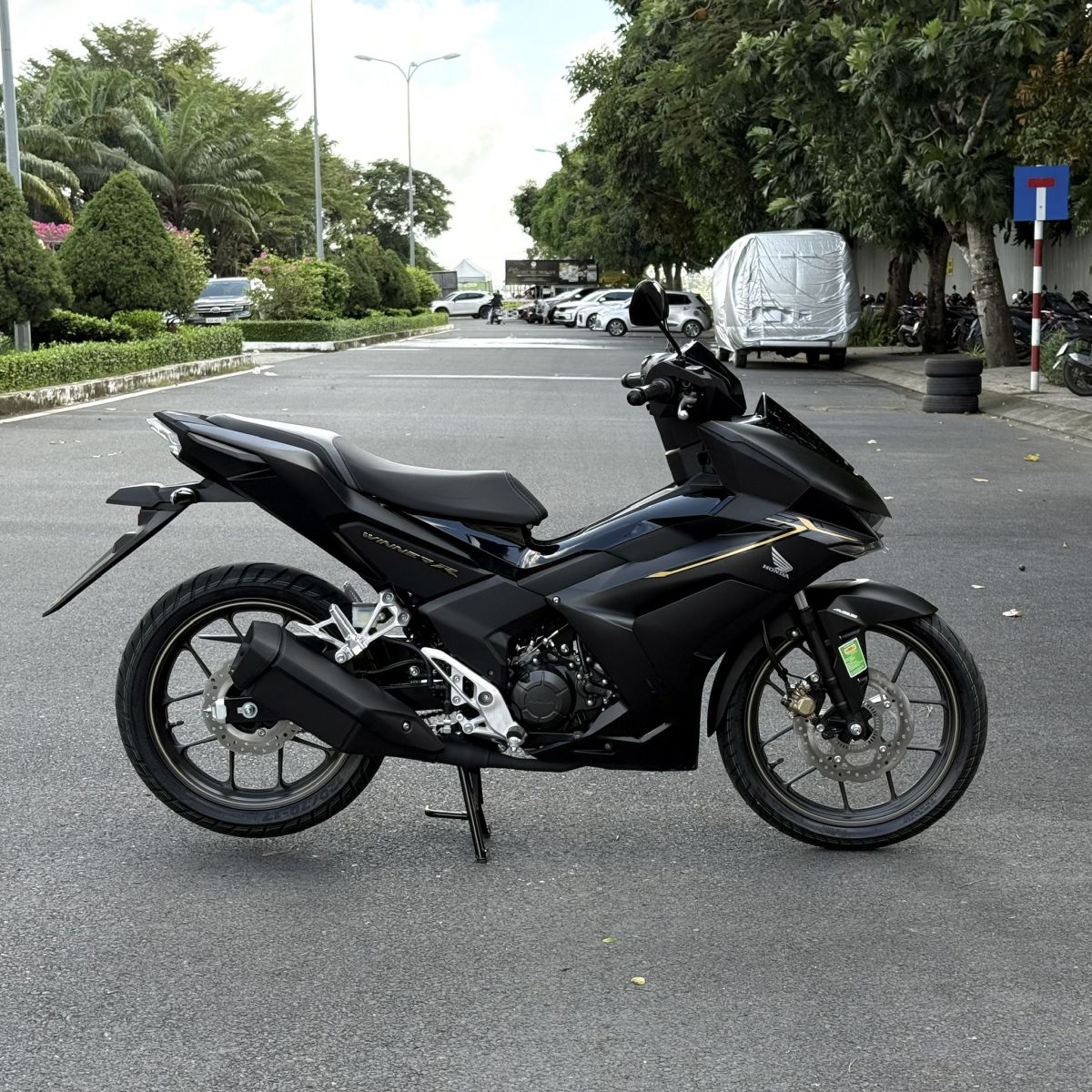 Những đường chỉ màu vàng gold làm dấu ấn riêng cho xe Winner R