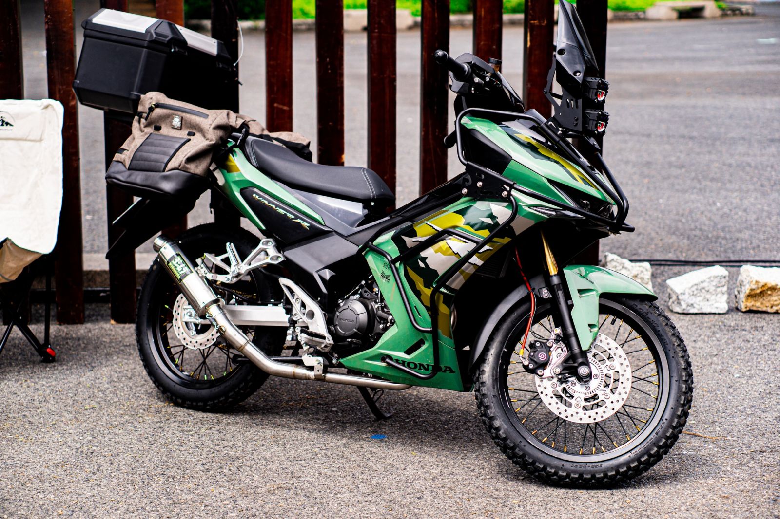 Một chiếc Winner R đã được độ kiểng với bộ tem độc đáo và các phụ kiện đi kèm