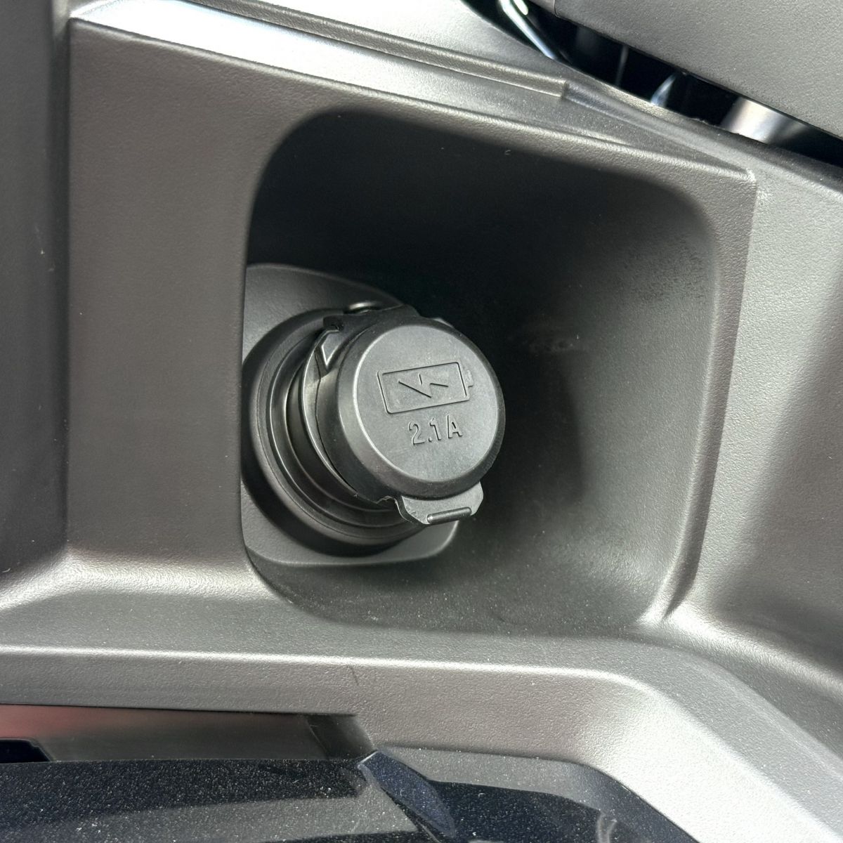 Cóc sạc điện thoại ở vị trí bên dưới cùm tay lái bên trái của xe