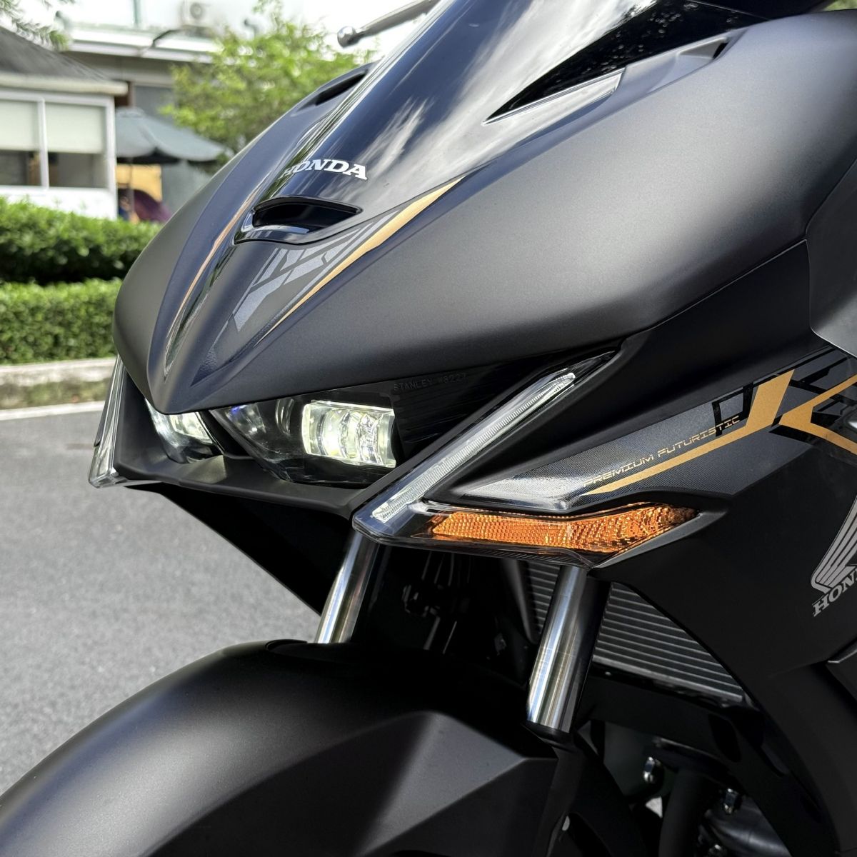 Mặt nạ, cụm đèn pha vị trí được làm mới hoàn toàn trên xe Winner R