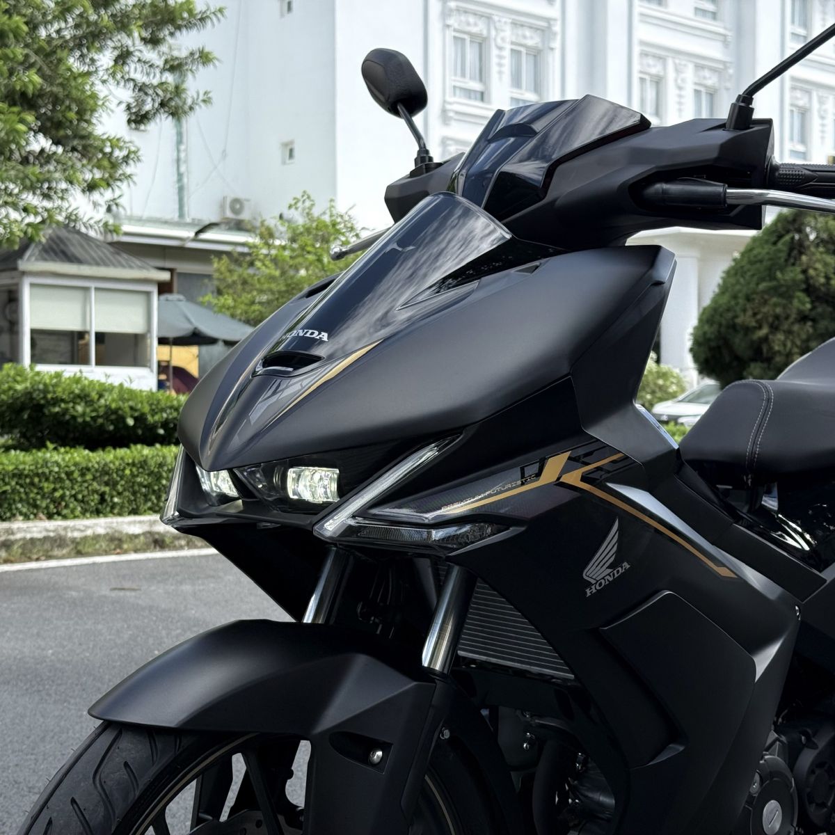 Toàn cảnh mặt nạ của xe có thiết kế chồm lên phía trước trông khá hầm hố