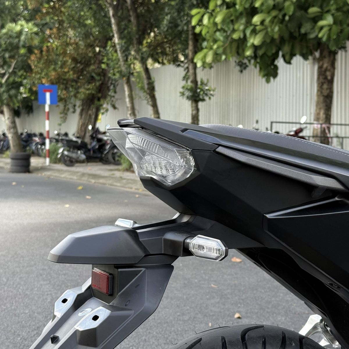 Cụm đèn hậu và đèn xi nhan sau trông khá đơn giản và gọn gàng