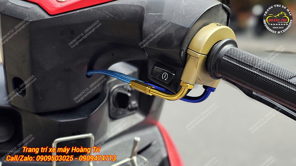 Cùm tăng tốc Domino được lắp cho Winner X cùng dây ga màu vàng và xanh dương nổi bật