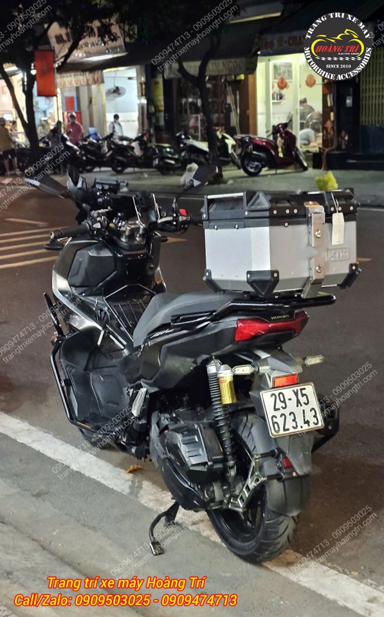 Góc sau ADV 150 trang bị thùng nhôm 36 lít cùng baga HTR MV, chắc chắn và cân đối