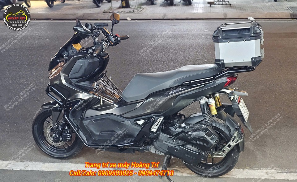 Tổng thể ADV 150 với combo hai phụ kiện mang phong cách thể thao và cá tính