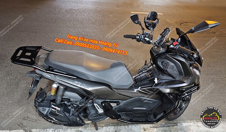 Tổng thể hông xe ADV 150 gắn baga HTR MV gọn gàng, không ảnh hưởng ngoại hình