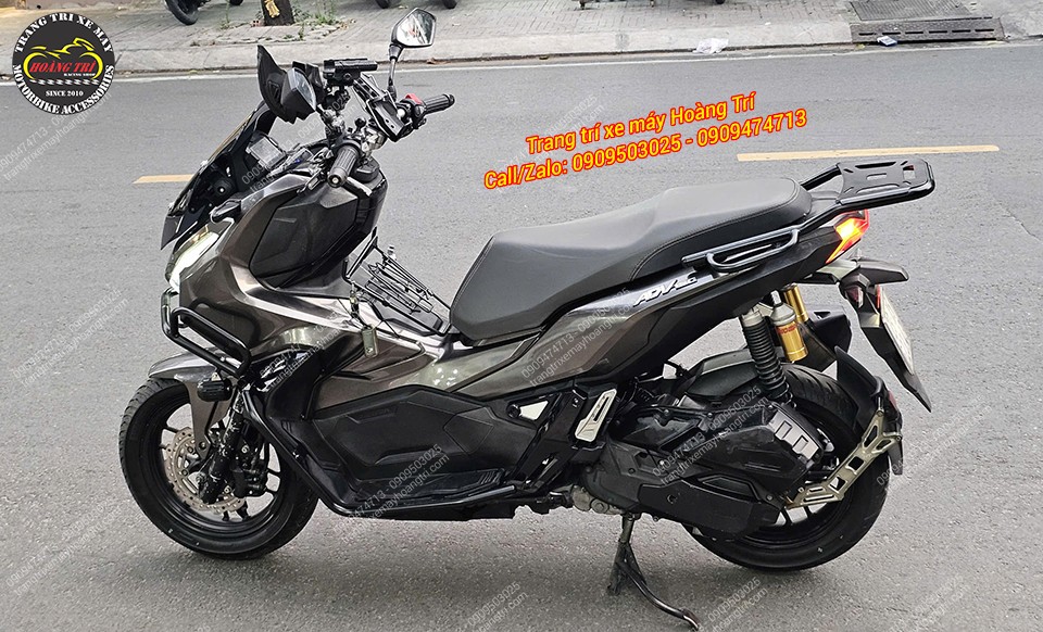 Góc chụp ngang làm nổi bật độ cứng cáp của baga HTR MV trên ADV 150