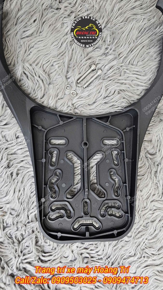 Chi tiết khu vực mặt baga, nơi tiếp xúc với thùng hành lý, kèm theo ốc vít lắp đặt