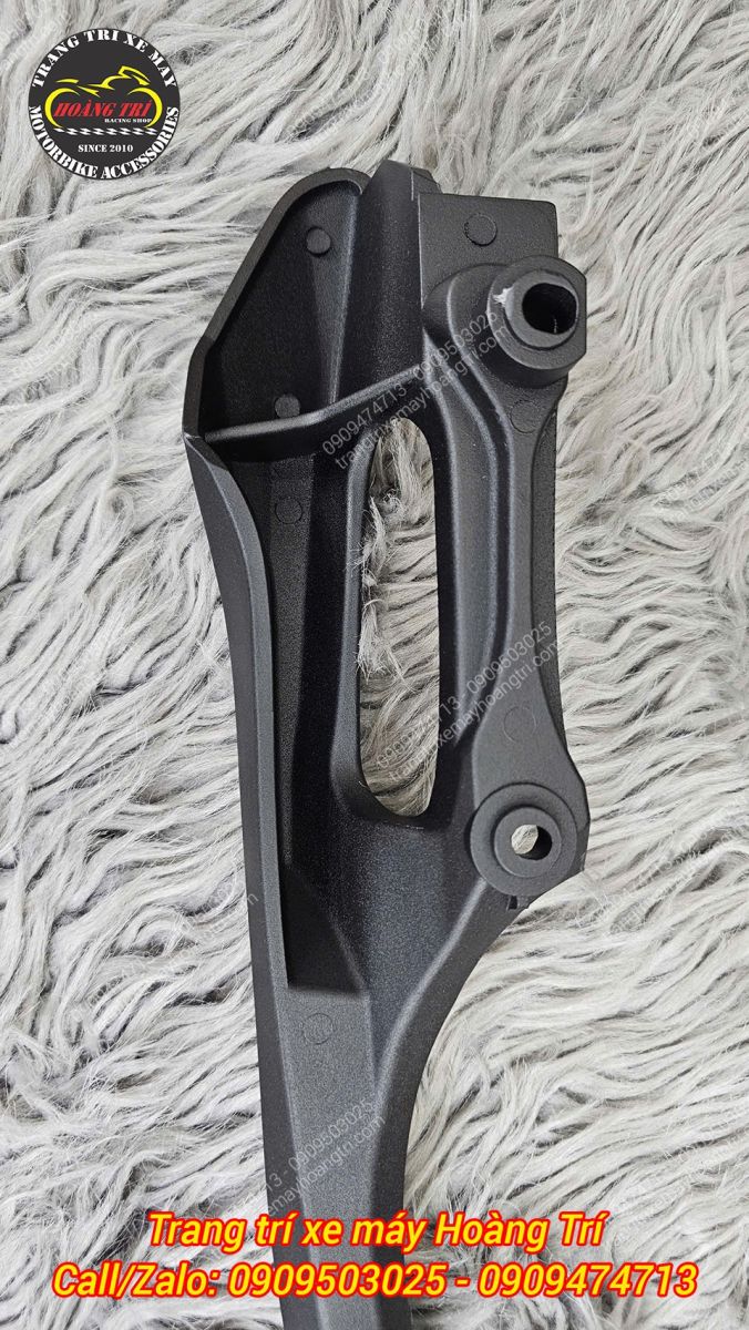 Cận cảnh chi tiết chân baga bên phải, thấy rõ các lỗ bắt ốc và kết cấu đúc dày dặn