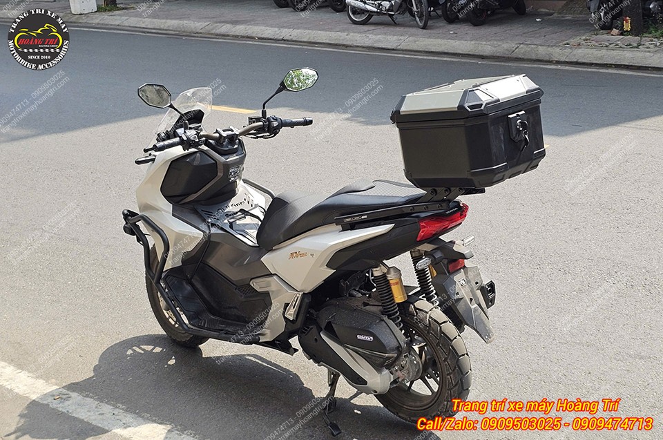 Toàn cảnh ADV 160 gắn thùng Givi U37A+, tổng thể hài hòa, phù hợp đi phố lẫn đi chơi xa