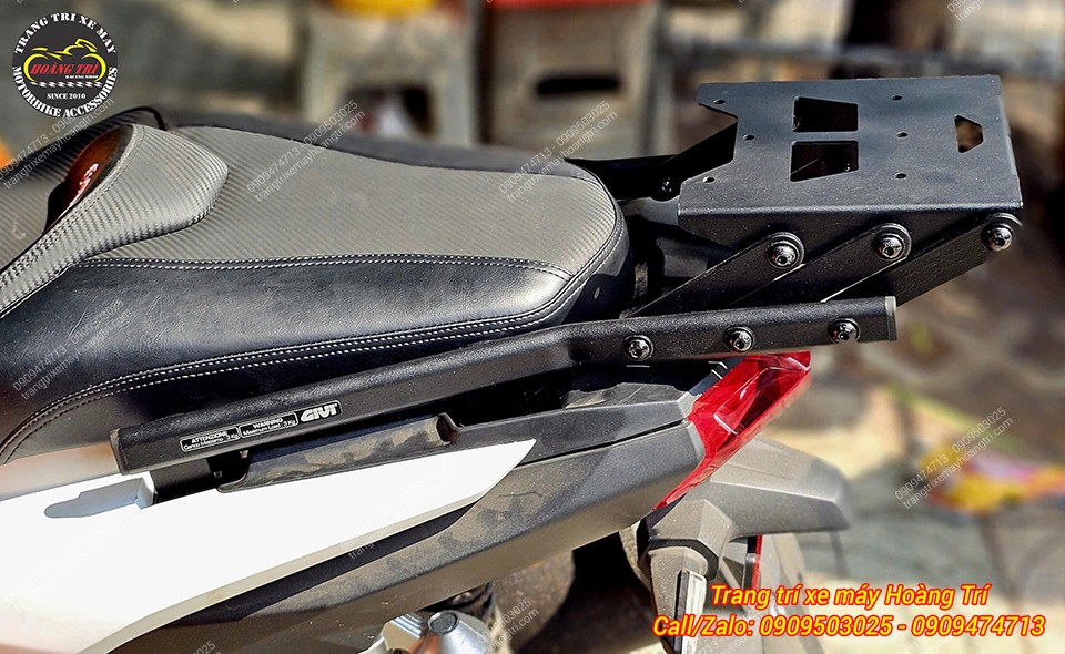 Baga trượt Givi gắn thực tế trên ADV 160, hỗ trợ lắp thùng sau gọn gàng, không ảnh hưởng yên