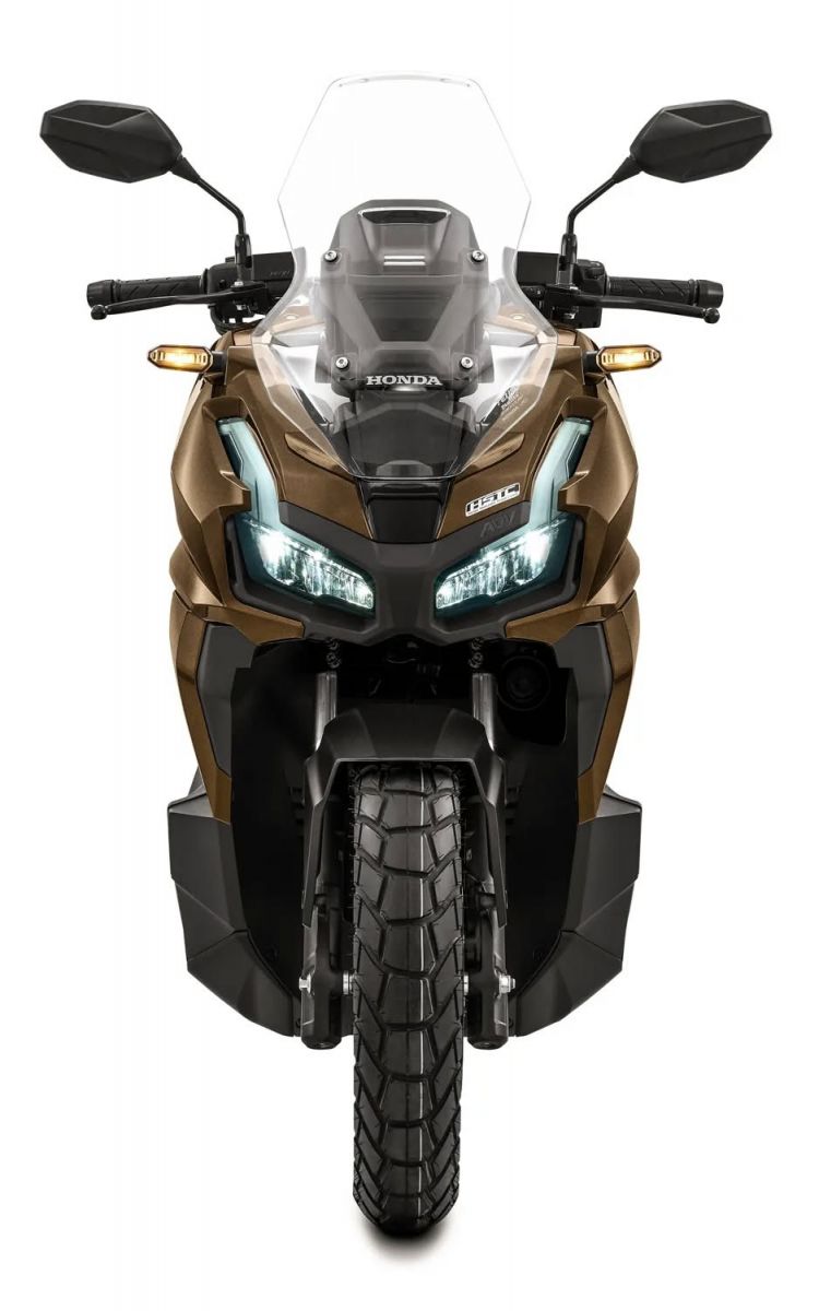 Toàn cảnh đầu xe ADV 160 nhìn trực diện, lốp gai to, sẵn sàng chinh phục mọi địa hình