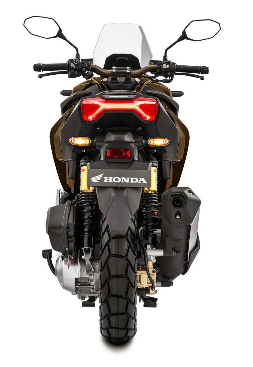 Đuôi xe ADV 160 RoadSync nhìn thẳng, đèn hậu LED chữ X chuẩn phong cách thiết kế