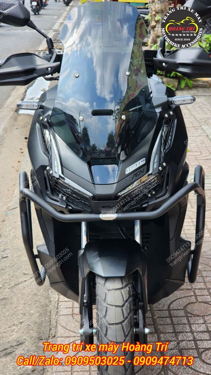 ADV 160 2026 đầu tiên ghé chi nhánh 2 lắp bộ đôi kính chắn gió và khung chống đổ