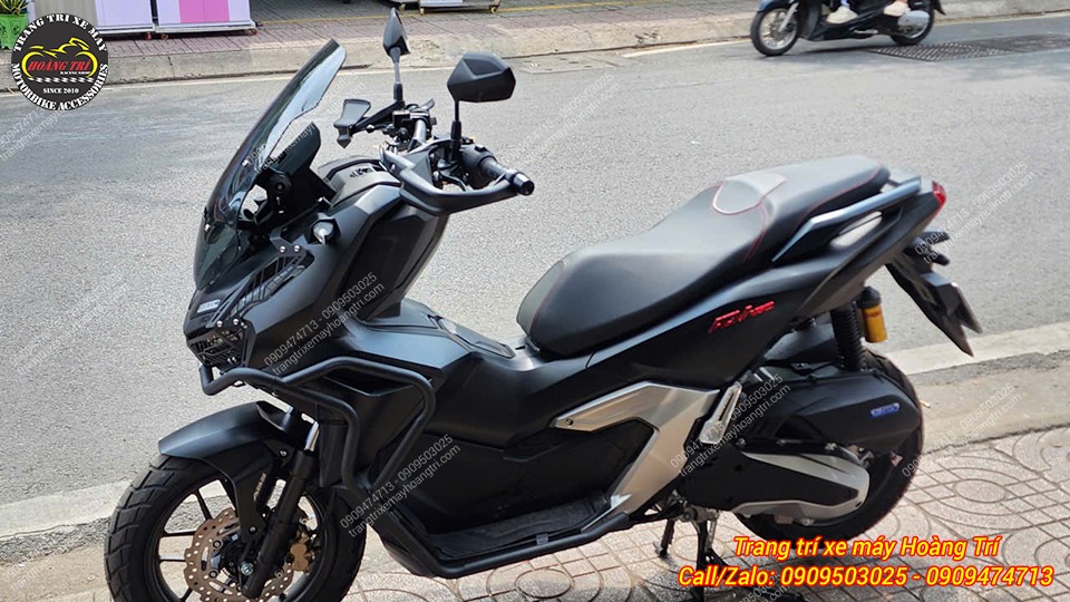 Không chỉ vậy, nhìn vào cùm tay lái xe anh khách còn trang bị bảo vệ tay thắng rất phong cách