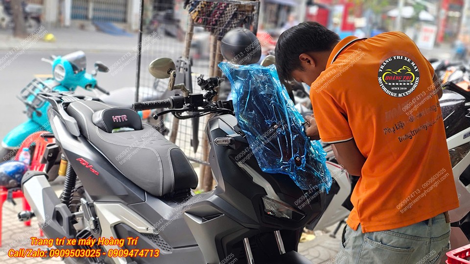 Nhân viên đang lắp kính chắn gió mới cho ADV 160, yên độ HTR trông thật cá tính