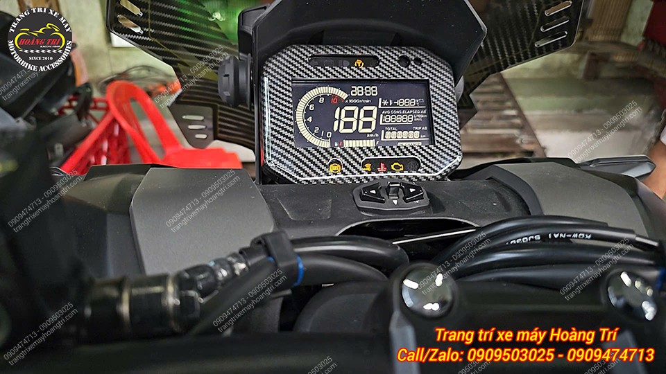 Ốp đồng hồ ADV 160 2026 carbon giúp trang trí thêm cho vị trí đồng hồ tăng trải nghiệm