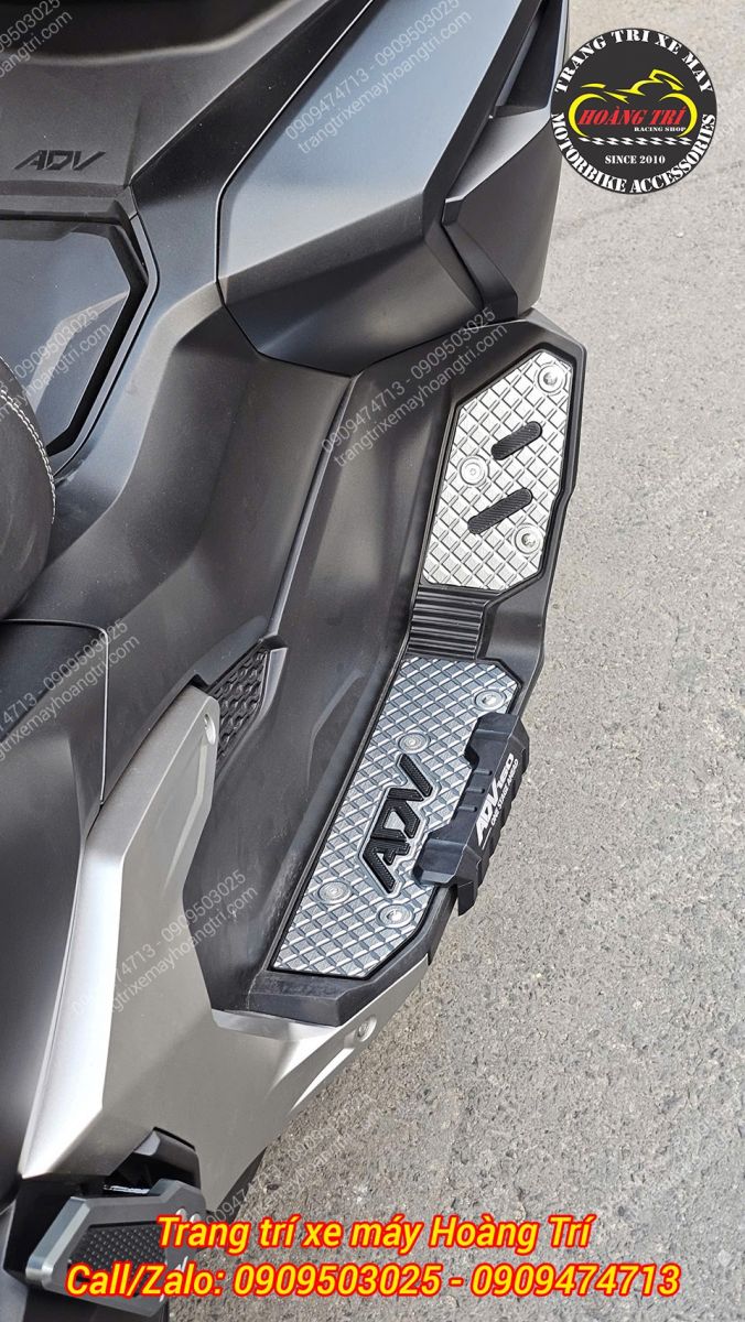 Thảm để chân SemSpeed cũng vừa được trang bị mang đến diện mạo mới cho ADV 160 2026